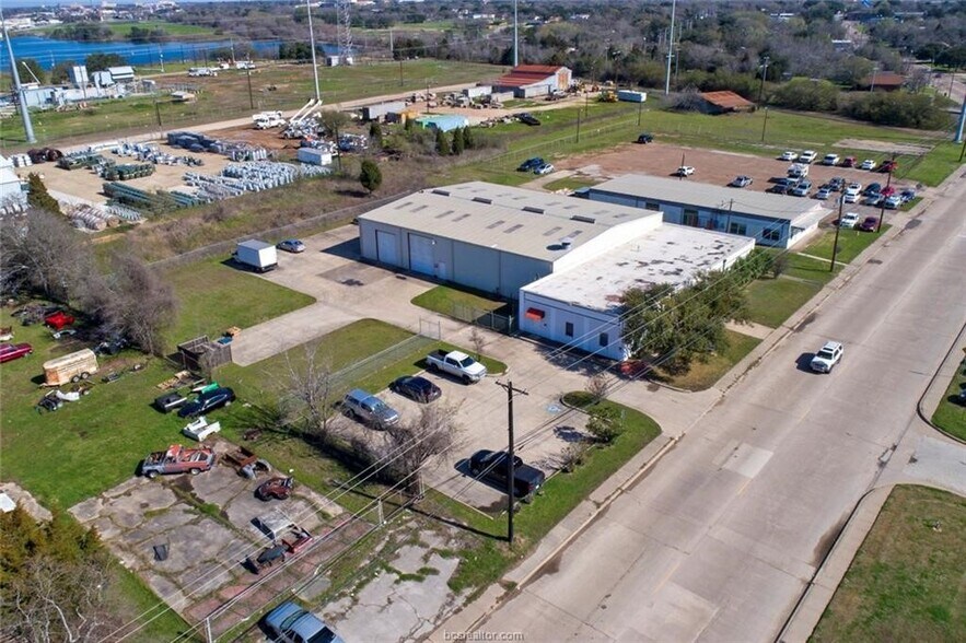 More Photos Of 610 W Carson St, Bryan Warehouse For Lease