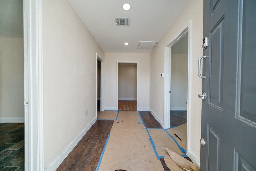 More Photos Of 9206 Thomasville Dr, Houston Warehouse For Sale