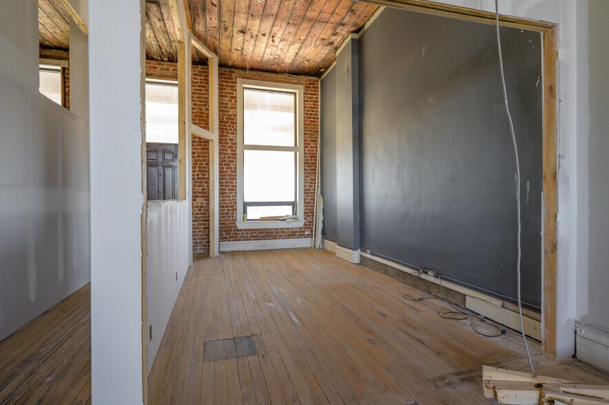 More Photos Of 120 W Main St, Denison Storefront Retail Office For Lease