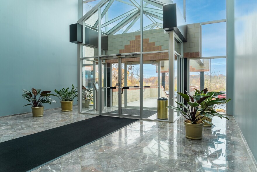 More Photos Of 691 N Squirrel Rd, Auburn Hills Office For Lease