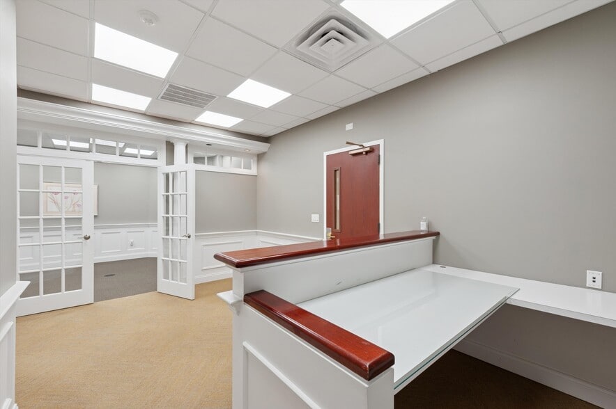 More Photos Of 300 Pantigo Pl, East Hampton Office Residential For Lease