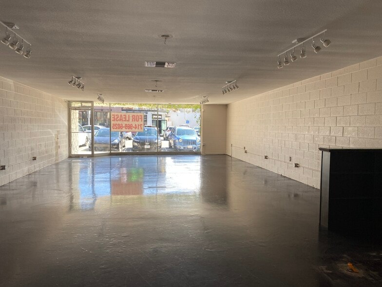 More Photos Of 207 5th St, Huntington Beach Storefront For Lease