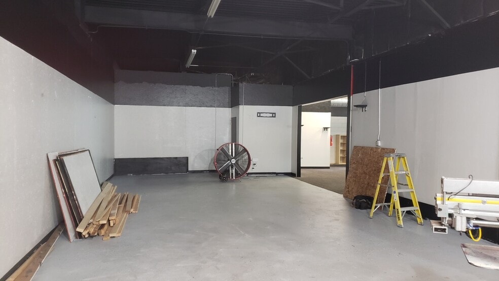 More Photos Of 2322 Charles St, Rockford General Retail For Sale