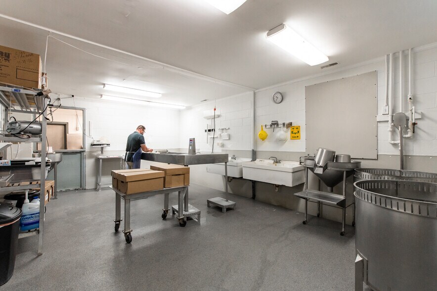 More Photos Of 16552 General Puller Hwy, Deltaville Specialty For Sale