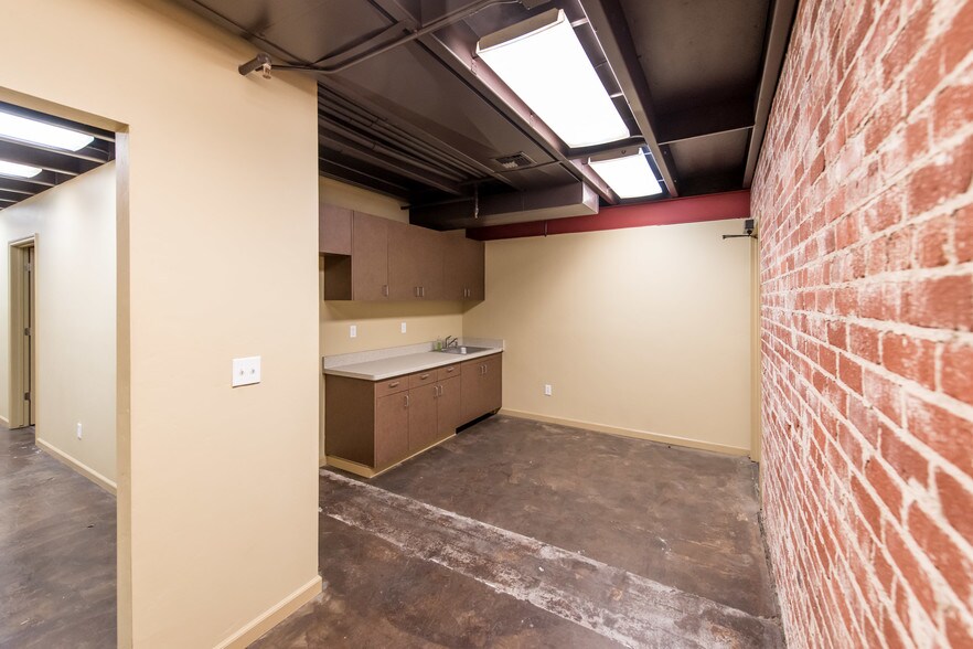 More Photos Of 907-911 Santa Fe Ave, Fresno Flex For Sale