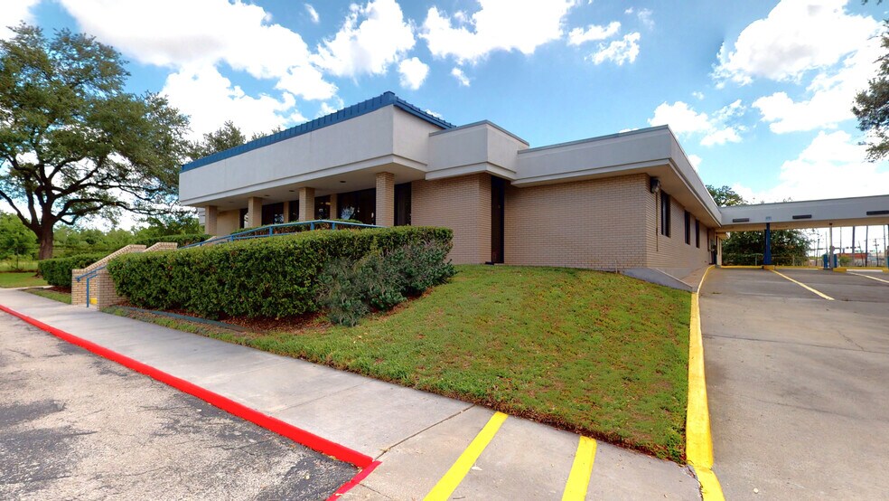 More Photos Of 4101 Clinton Dr, Houston Bank For Lease