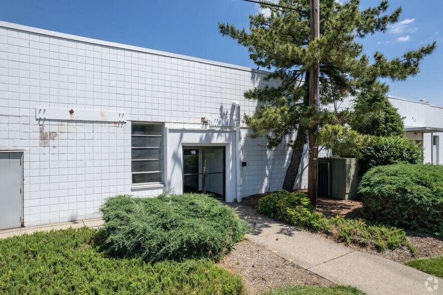 More Photos Of 16 Mckee Dr, Mahwah Showroom For Lease