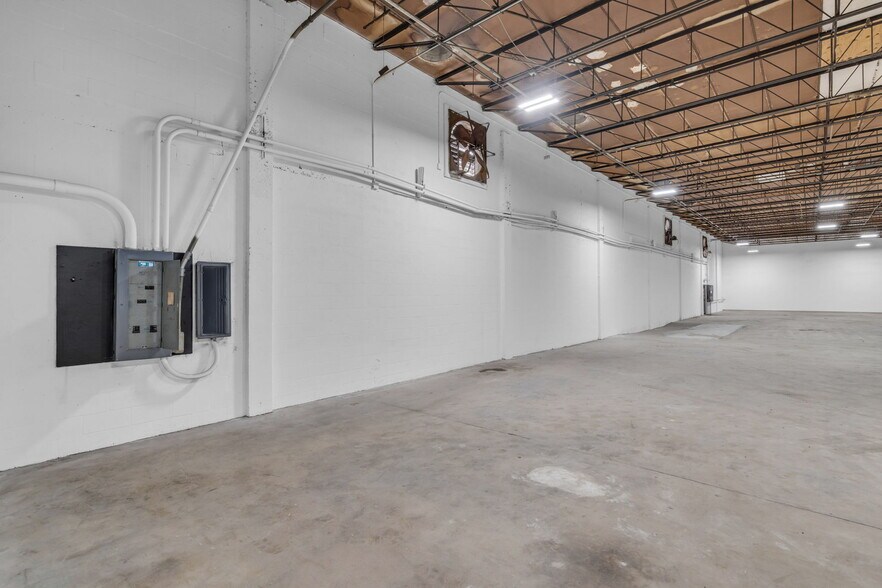 More Photos Of 325-337 W 75th Pl, Hialeah Warehouse For Lease