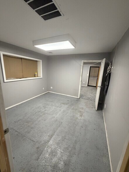 More Photos Of 10934 E 55th Pl, Tulsa Distribution For Lease