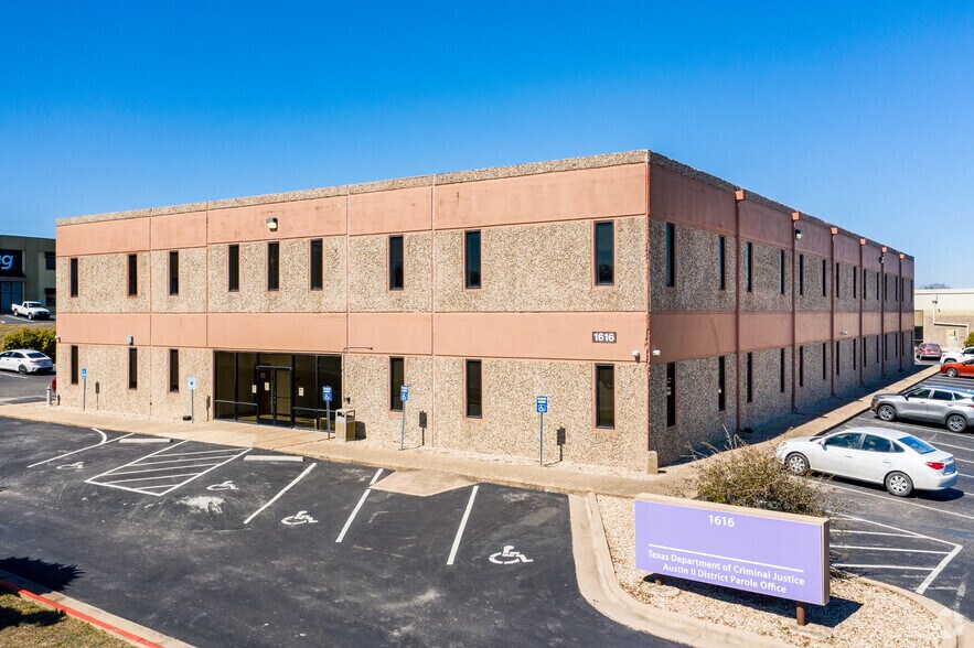 More Photos Of 1616 Headway Cir, Austin Office For Lease