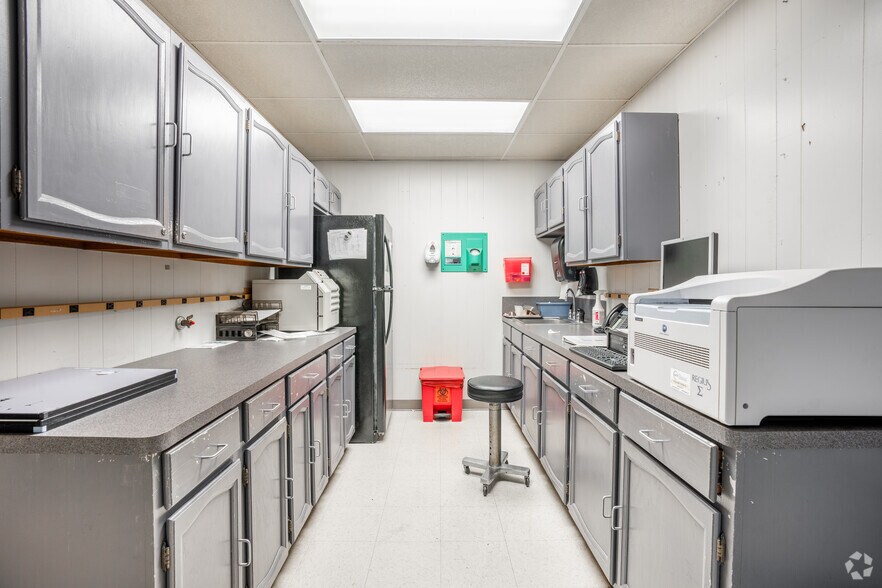 More Photos Of 2100 Highway 365, Nederland Medical For Sale