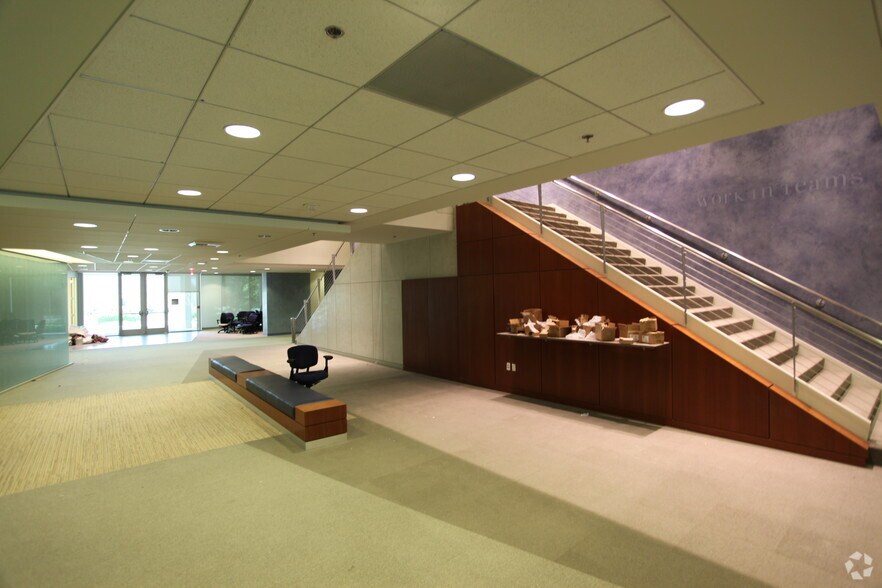 More Photos Of 2380 Conejo Spectrum St, Thousand Oaks Office For Sale
