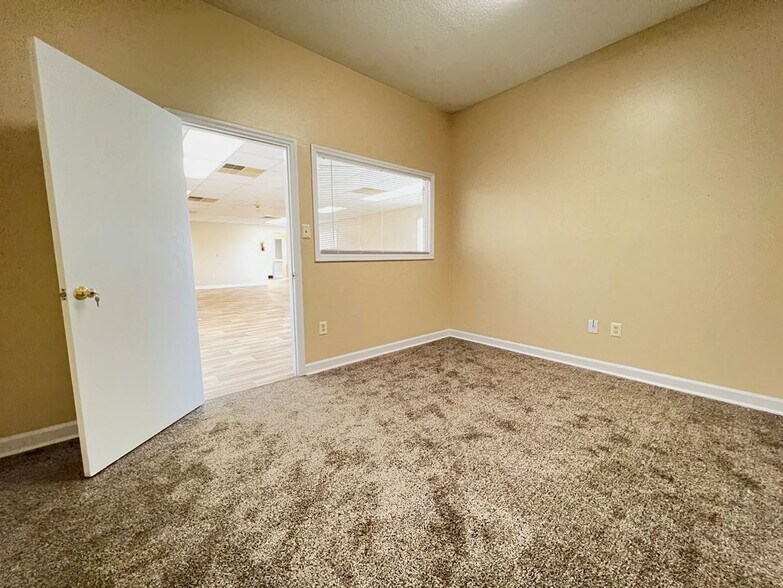 More Photos Of 916 Roanoke Ave, Roanoke Rapids Flex For Lease