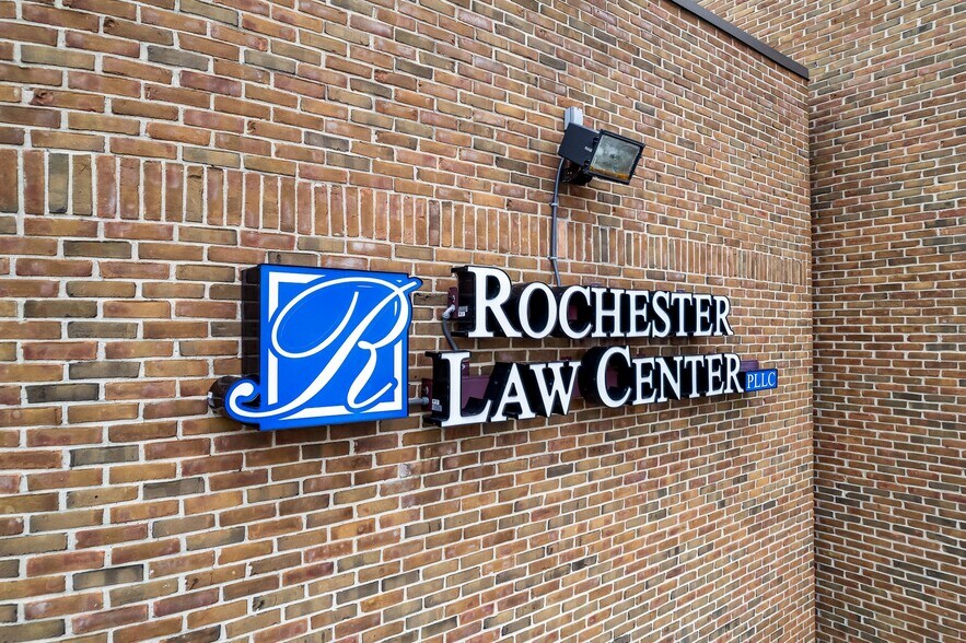 More Photos Of 805 Oakwood Dr, Rochester Office For Lease