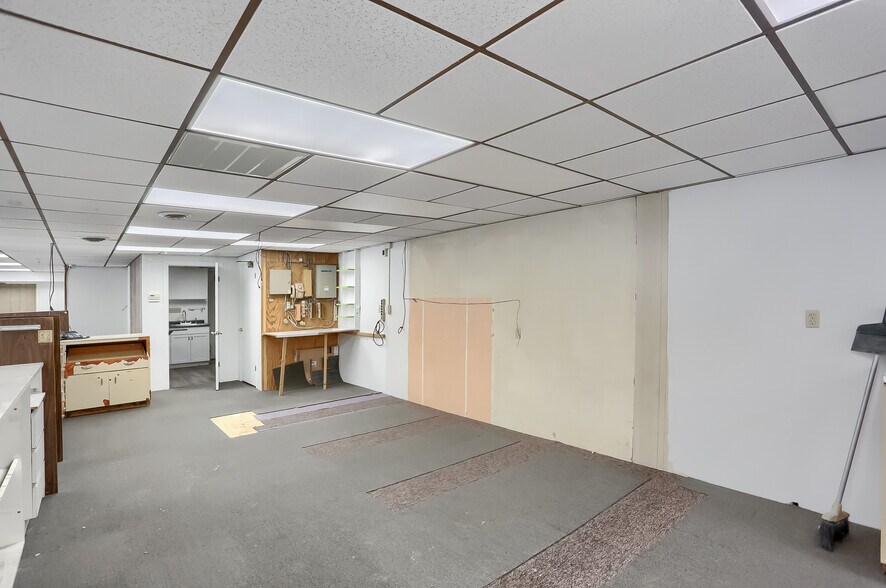 More Photos Of 708 Ekastown Rd, Sarver General Retail For Sale
