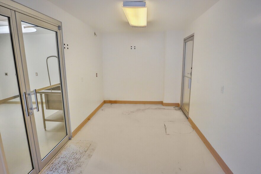 More Photos Of 130 W Rhapsody Dr, San Antonio Light Manufacturing For Lease