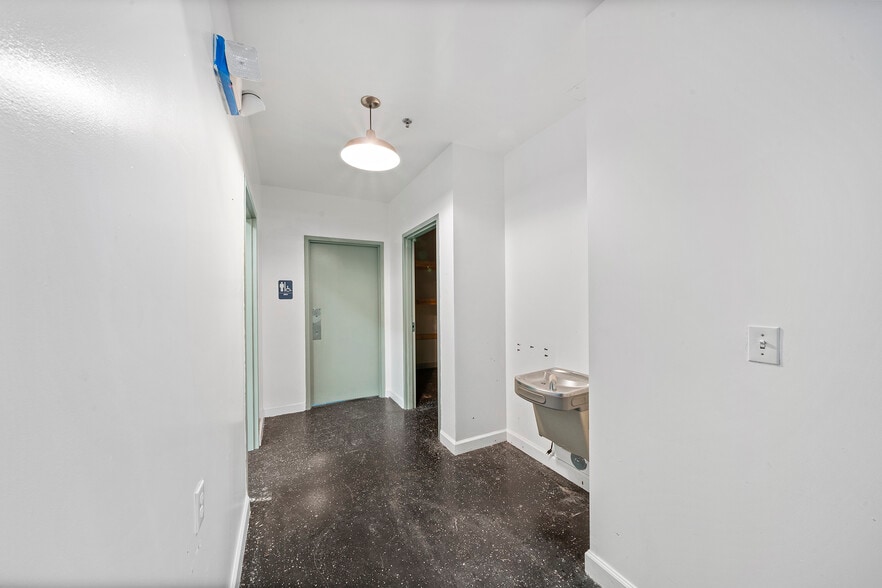 More Photos Of 2585 NW 21st Ter, Miami Warehouse For Lease