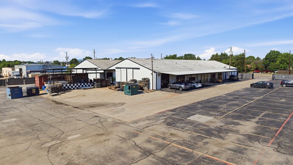 More Photos Of 1824 N 1st St, Garland Warehouse For Lease