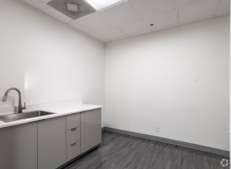 More Photos Of 2037-2077 S Vineyard Ave, Ontario Unknown For Lease