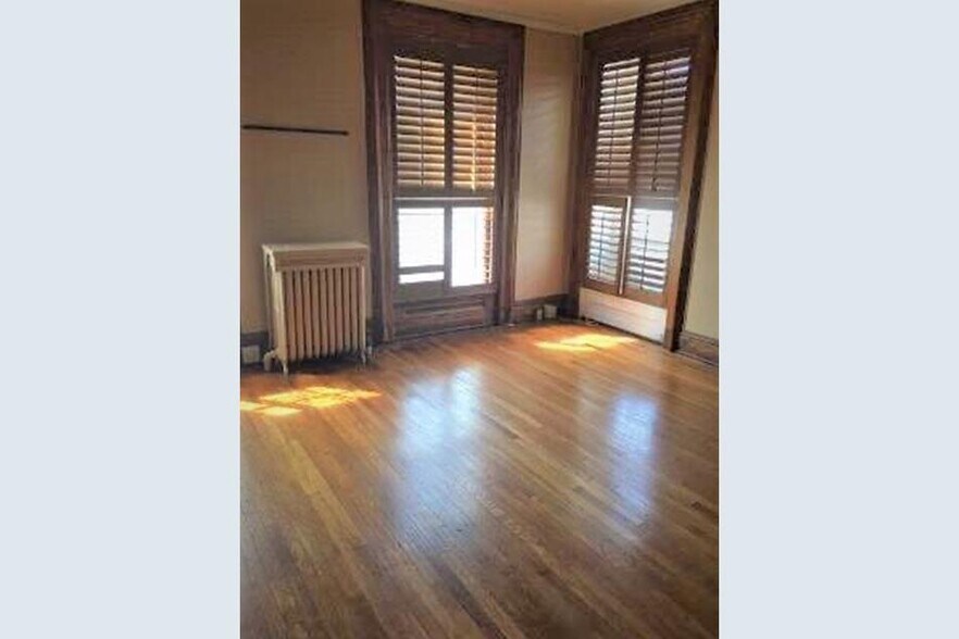 More Photos Of 16 N Main St, London Office For Lease