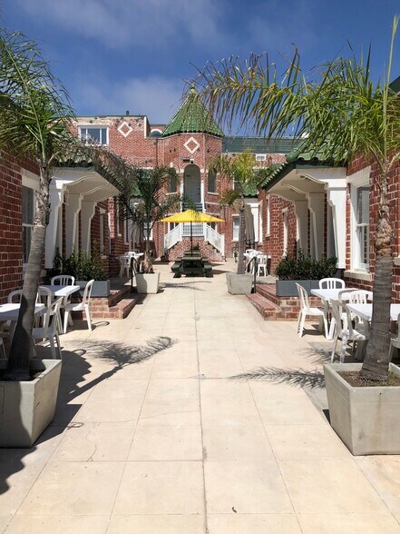 More Photos Of 517 Ocean Front Walk, Venice Storefront Retail Office For Lease