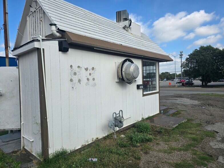 More Photos Of 5225 University Hills Blvd, Dallas General Retail For Lease