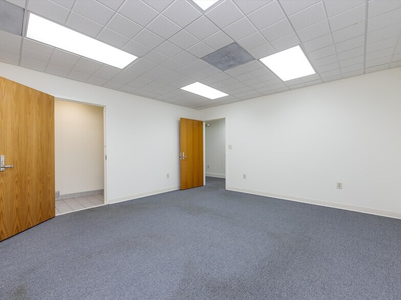 More Photos Of 1812 W Morehead St, Charlotte Office Residential For Lease