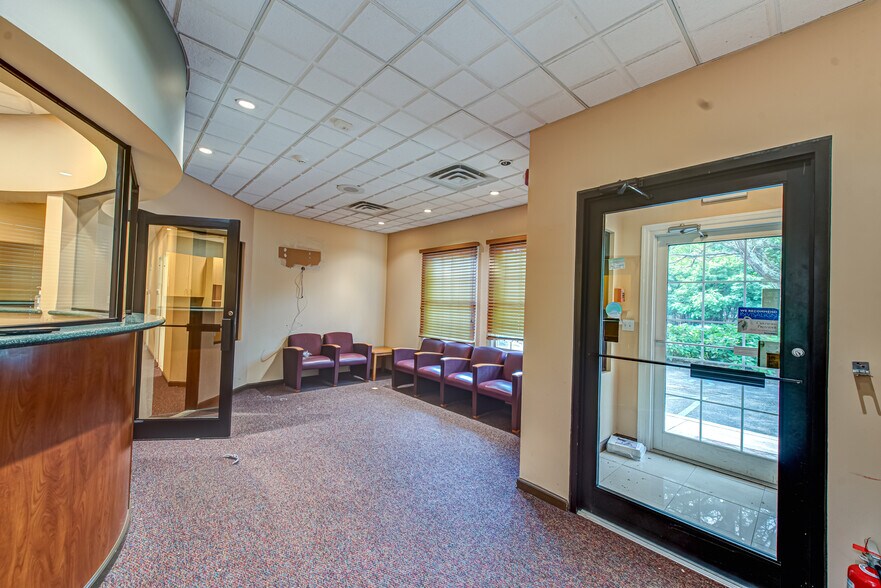 More Photos Of 63 Eastport Manor Rd, Eastport Office For Sale