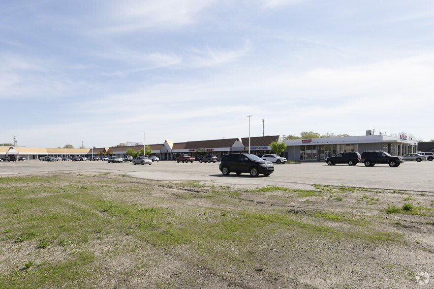 More Photos Of 2492-2584 Henry St, Muskegon Storefront For Lease