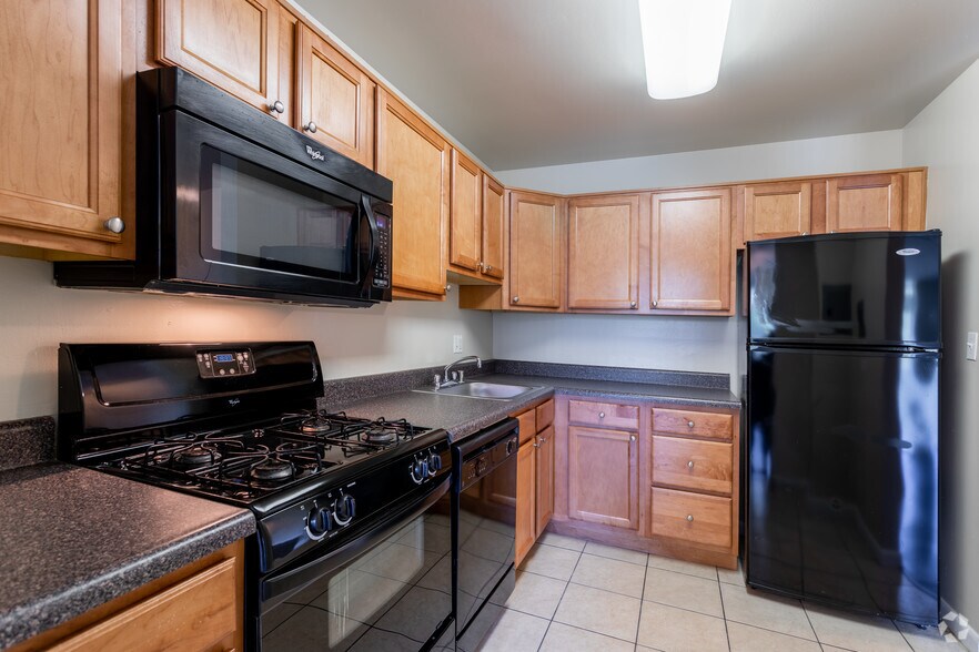 More Photos Of 8150 Lakecrest Dr, Greenbelt Apartments For Sale