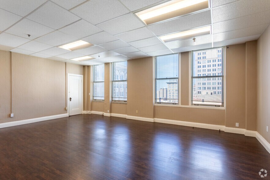 More Photos Of 2014 Tulare St, Fresno Office For Lease