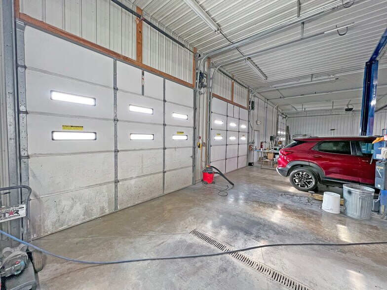 More Photos Of 1360 W Market St, Red Bud Industrial For Sale