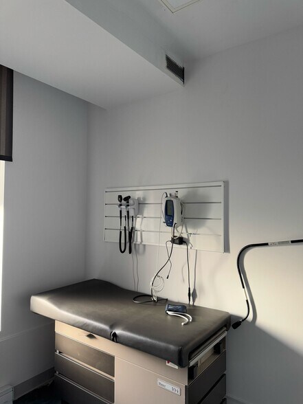 More Photos Of 3858-3870 Notre-Dame, Laval Office For Sale