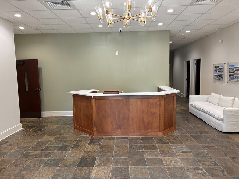 More Photos Of 5880 Ridge Bend Rd, Memphis Office For Sale