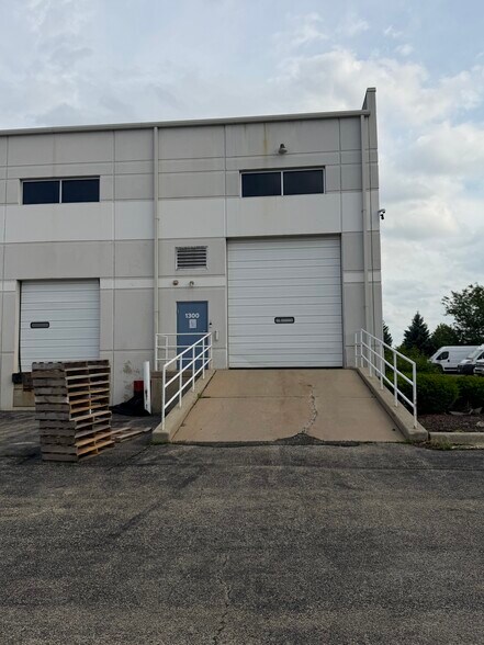 More Photos Of 1300 Lakeview Dr, Romeoville Warehouse For Lease