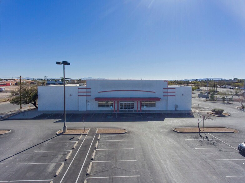 More Photos Of 860 E Broadway Blvd, Tucson Freestanding For Lease