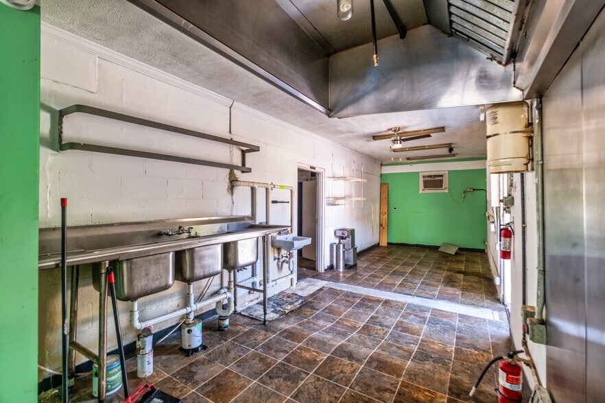 More Photos Of 561-563 McLean Ave, Hopkinsville Freestanding For Sale
