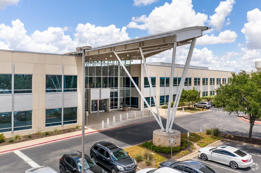 More Photos Of 810 Hester's Crossing, Round Rock Office For Lease