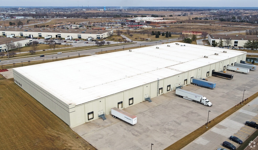 More Photos Of 11300-11398 Meredith Dr, Urbandale Warehouse For Lease