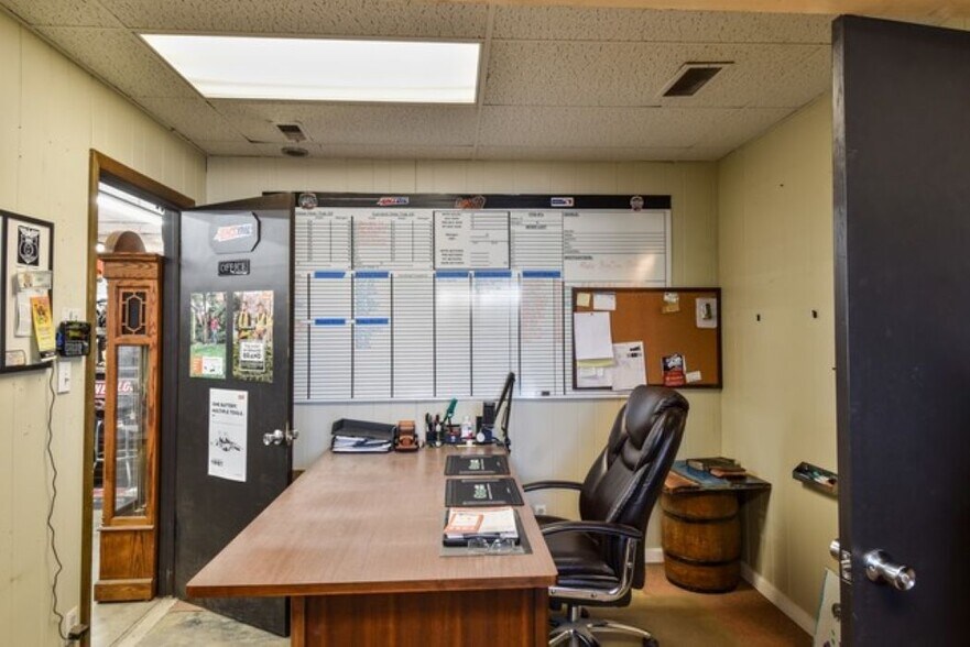 More Photos Of 1304 N Division St, Pontiac Flex For Sale