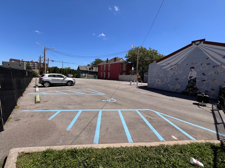 More Photos Of 907 N Pennsylvania St, Indianapolis Storefront Retail Office For Lease