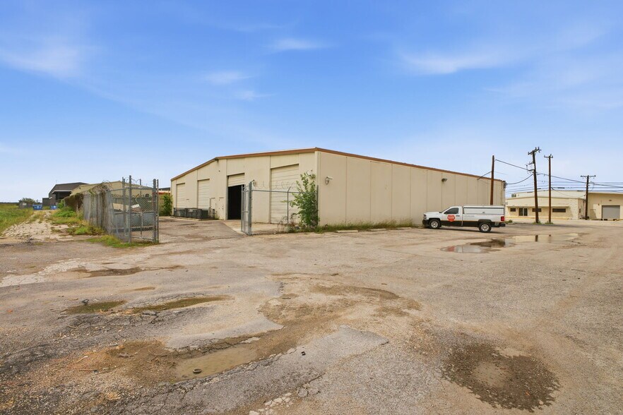 More Photos Of 2110 Mannix Dr, San Antonio Light Distribution For Lease