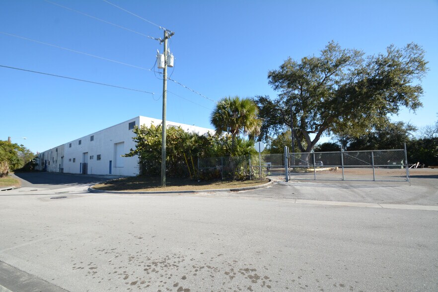 More Photos Of 440 Railroad Ave, Cocoa Distribution For Lease