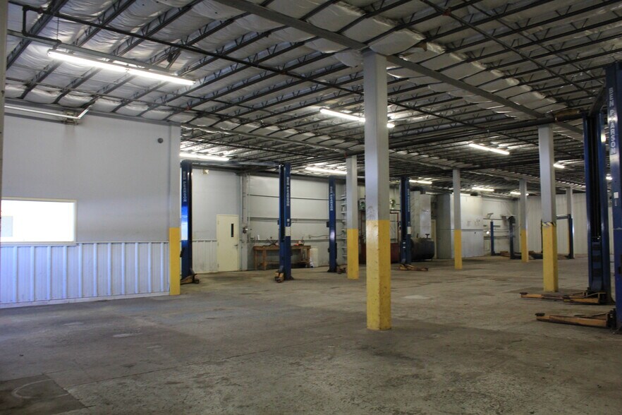 More Photos Of 4 Gator Rock Rd, Somersworth Distribution For Sale