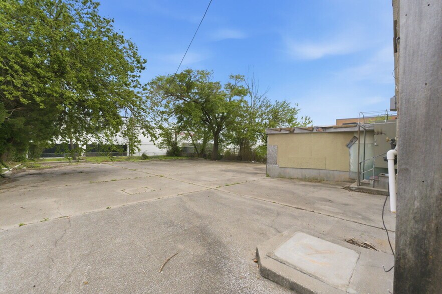 More Photos Of 2122 S Glenstone Ave, Springfield Freestanding For Sale