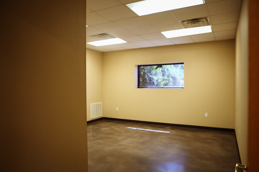 More Photos Of 2103 Longwood Dr, Brenham Warehouse For Lease