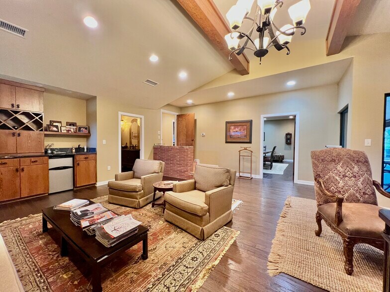 More Photos Of 614 Oak Ave, Sulphur Springs Office For Sale
