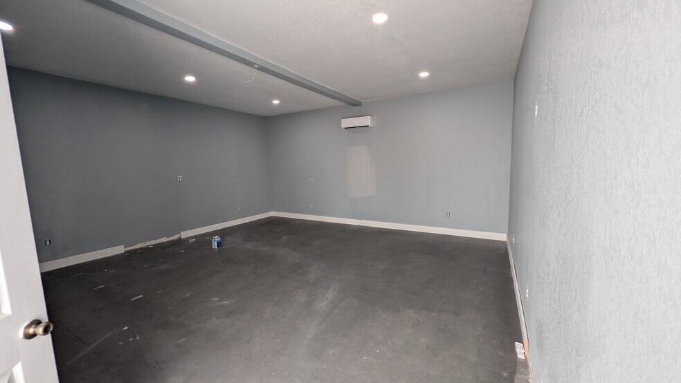 More Photos Of 515 Mountain Dr, Destin Flex For Lease
