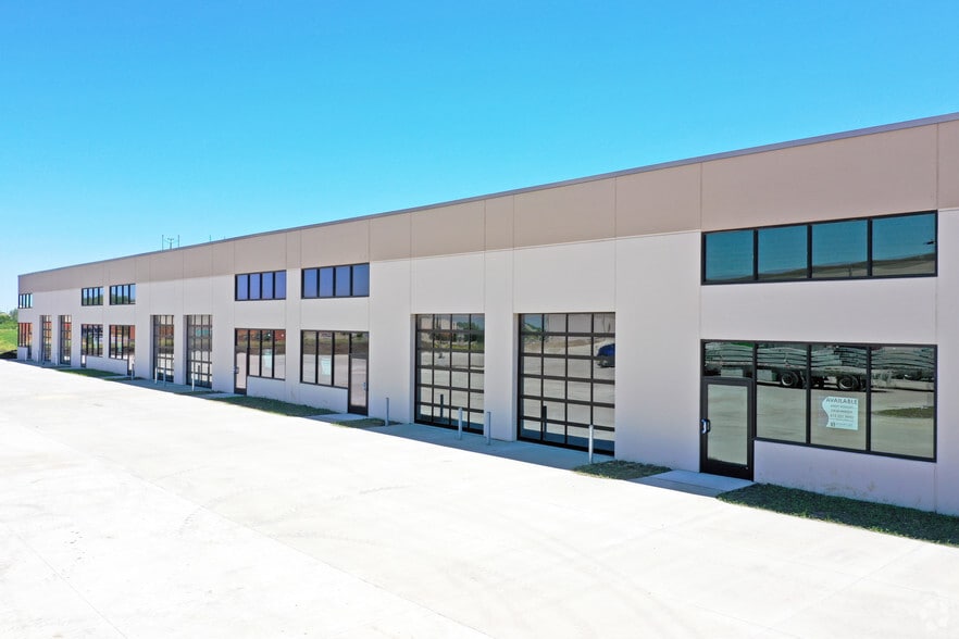 More Photos Of 4701 NW Urbandale Dr, Urbandale Light Distribution For Lease