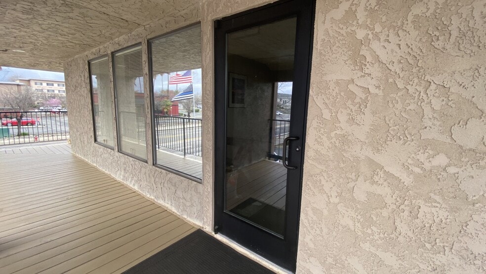 More Photos Of 833 Mistletoe Ln, Redding Office For Lease